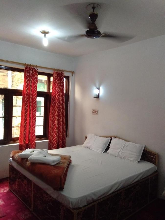 Howrah Guest House Srīnagar エクステリア 写真