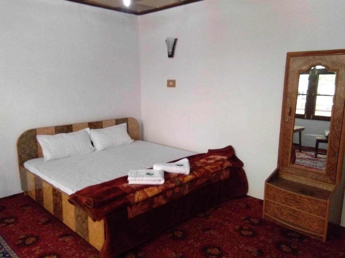 Howrah Guest House Srīnagar エクステリア 写真