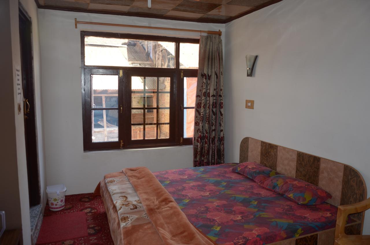 Howrah Guest House Srīnagar エクステリア 写真