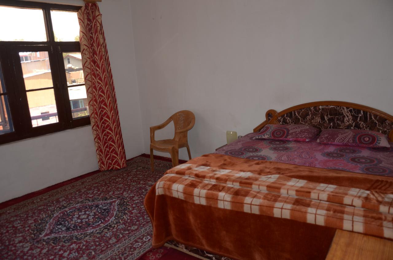 Howrah Guest House Srīnagar エクステリア 写真