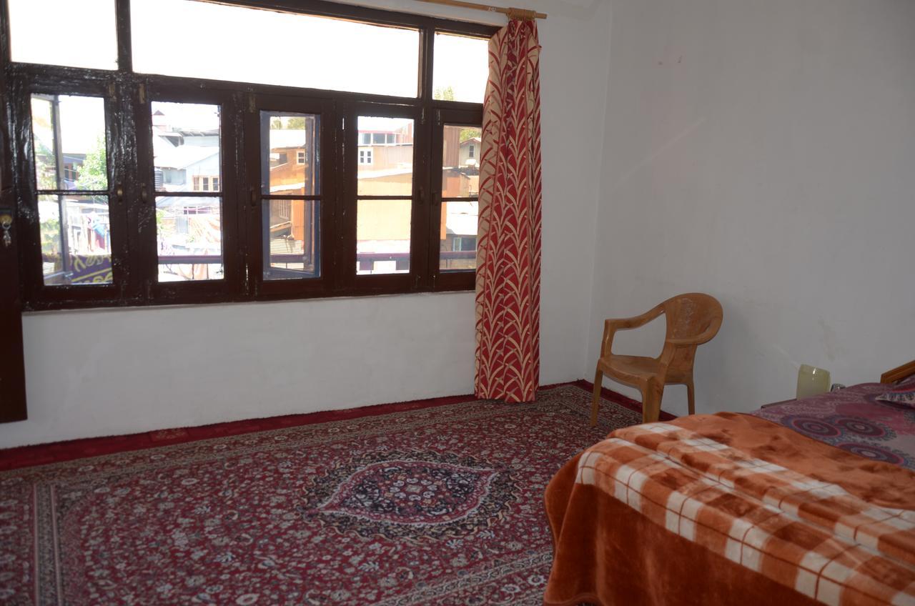 Howrah Guest House Srīnagar エクステリア 写真